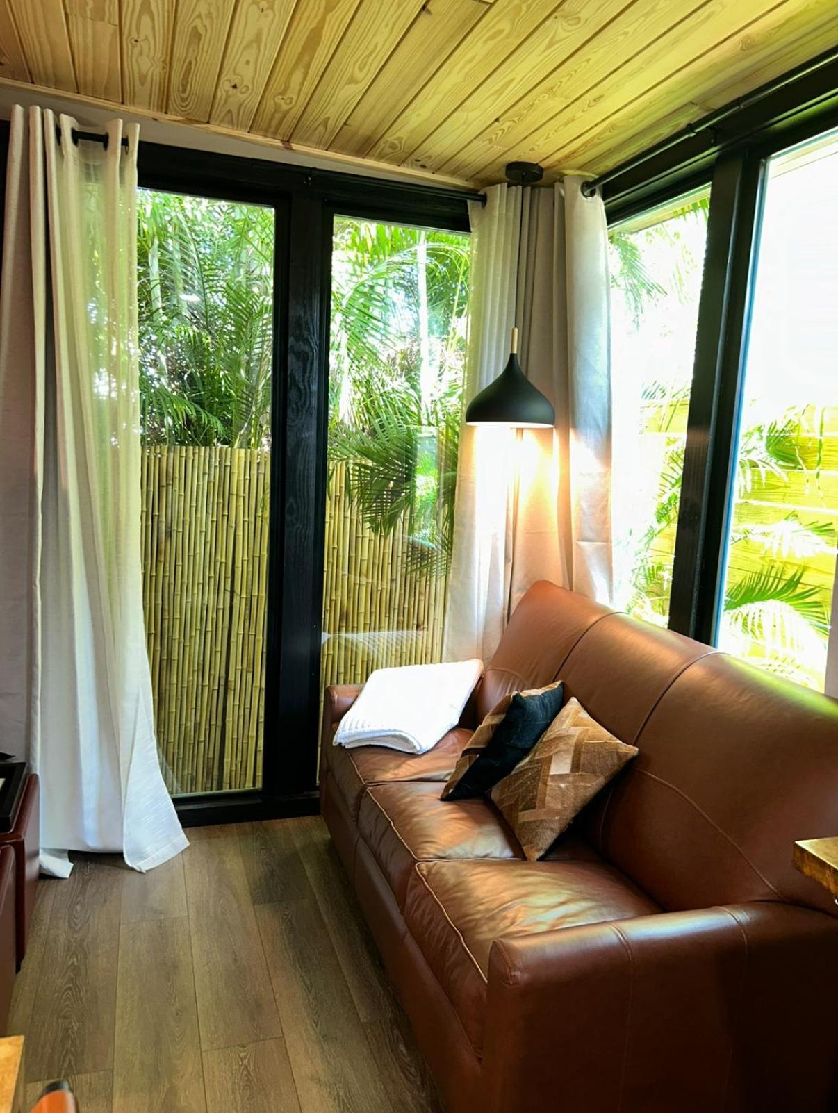 Sweet Tiny Cabin Тампа Екстериор снимка